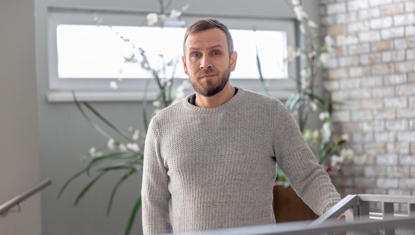 Räpina aianduskoolis hariduse saanud Mikk Rauba on end viljapuude hingeeluga põhjalikult kurssi viinud. Ta toonitab, et hoolduslõikuse ajaks on praegu veel kindlasti vara. Foto: AIGAR NAGEL